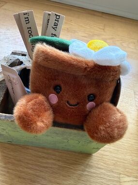 Palm Pals Plush Original | Junie Daisy